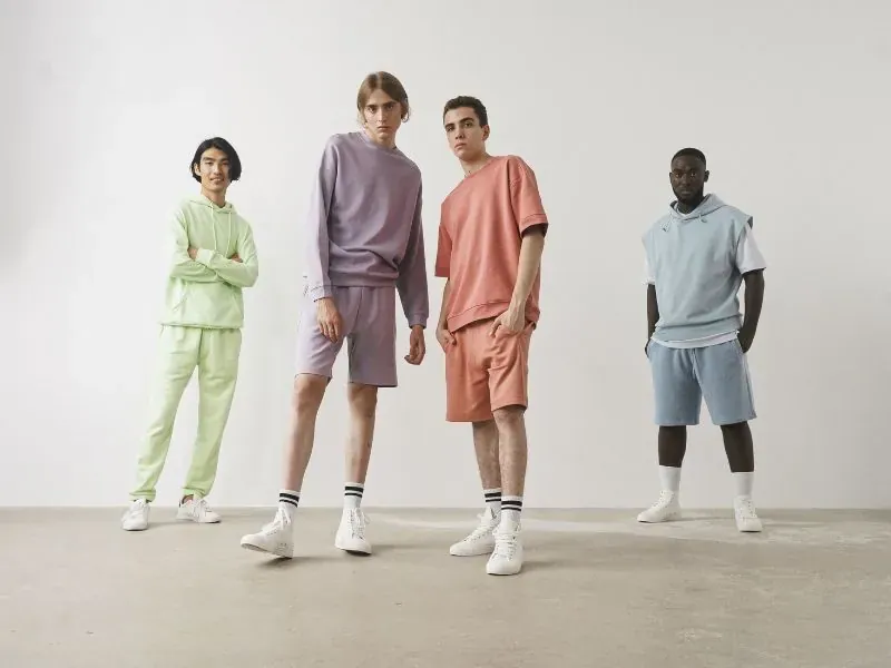 Quatro modelos com conjuntos em tons pastel lado a lado