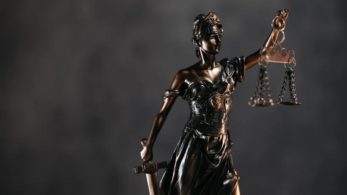 Figura da justiça em bronze segurando balança e espada